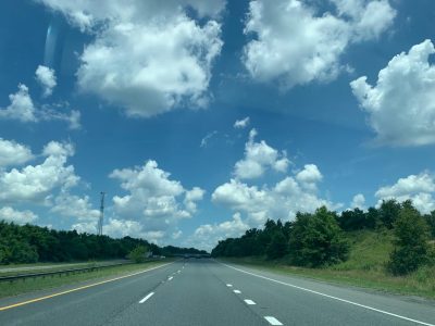 现在劳动了一天坐地铁回家的路上……心情很愉快……