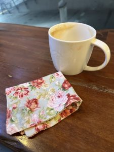 วันนี้ฉันใช้ผ้าเช็ดหน้าและถ้วยเซรามิก  ฉันรู้สึกดีมากที่การกระทำเล็กๆ น้อยๆ ของฉันสามารถกอบกู้โลกได้