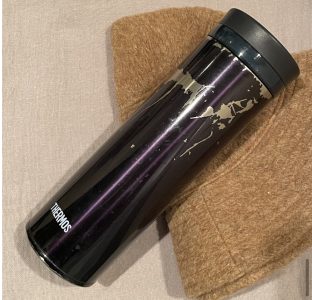 何年も使っている水筒。蓋のパッキンは2回取り替えました。街にも山にも旅にもいつも一緒。かなり使い込んだけど、愛着が湧いて手放せません。今までありがとう。これからもよろしくね！