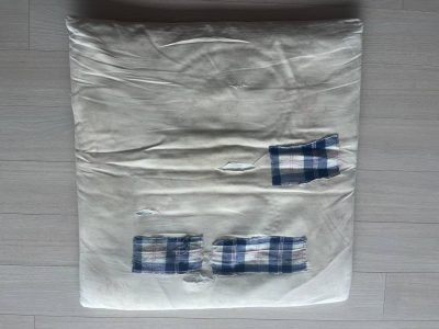 모둠회의때 환경이야기가 나와 슬그머니 꺼내본 방석입니다. 수행방석인데 새벽마다 수행하면서 이 또한 작은실천일까 하며 꿰매고 또 꿰매 봅니다. 이 방석을 더 이상 꿰맬 수 없을때까지 저를 한 번 닦아 볼랍니다. !!!