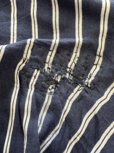 바지의 엉덩이 부분이 헤져서 검은 천을 대고 꿰매서 입으니 뿌듯합니다.