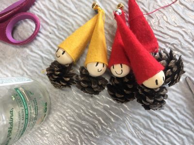 Dans mon village, tous les ans, un peu avant Noël, un repas pour les personnes âgées est organisé. Cette année, nous avons réuni les enfants pour décorer leurs tables sur le thème de Noël, et leur donner un petit cadeau fait main des enfants. Hier, ils ont fabriqué des petits lutins de Noël. Cela aide à rétablir le lien social des enfants et surtout le lien intergénérationel. C'est super ces ateliers.