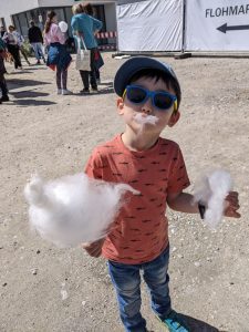 Das Wetter war endlich sonnig und wir gingen zum Frühlingsfest ins örtliche Tierheim, um sie zu unterstützen.  Ich fühlte mich gut darin, dort Geld auszugeben, und mein Kind war glücklich mit Zuckerwatte, die von den Freiwilligen verkauft wurde!
