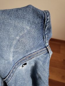 Wieder ein kleines Loch in einer Hose. Solche Hosen lassen wir nähen und tragen weiter, bis der Stoff nicht mehr aushält. ;)