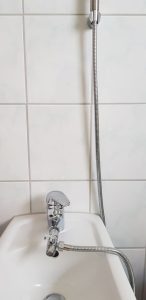 Ich finde es angenehm, Wasser anstatt Toilettenpapier zu verwenden. Ich möchte einen umweltbewussten Lebensstil führen, um den Klimawandel zu bekämpfen. Ich werde tun, was ich kann.