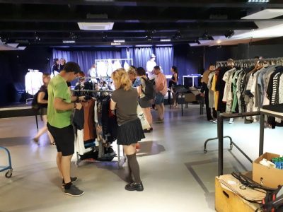 Ich habe gestern bei der Kleidertauschparty der Umweltgruppe im Kulturzentrum mitgeholfen.